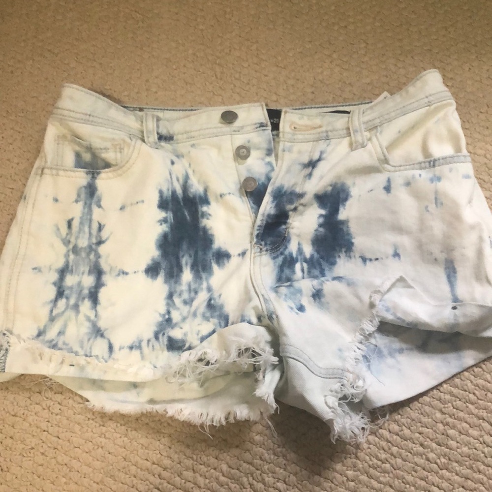 High rise white and dark blue Jean shorts🌊